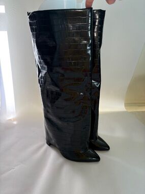 Cuccoo Black Croc-Embossed Pointed-Toe Knee Boots Size 6.5